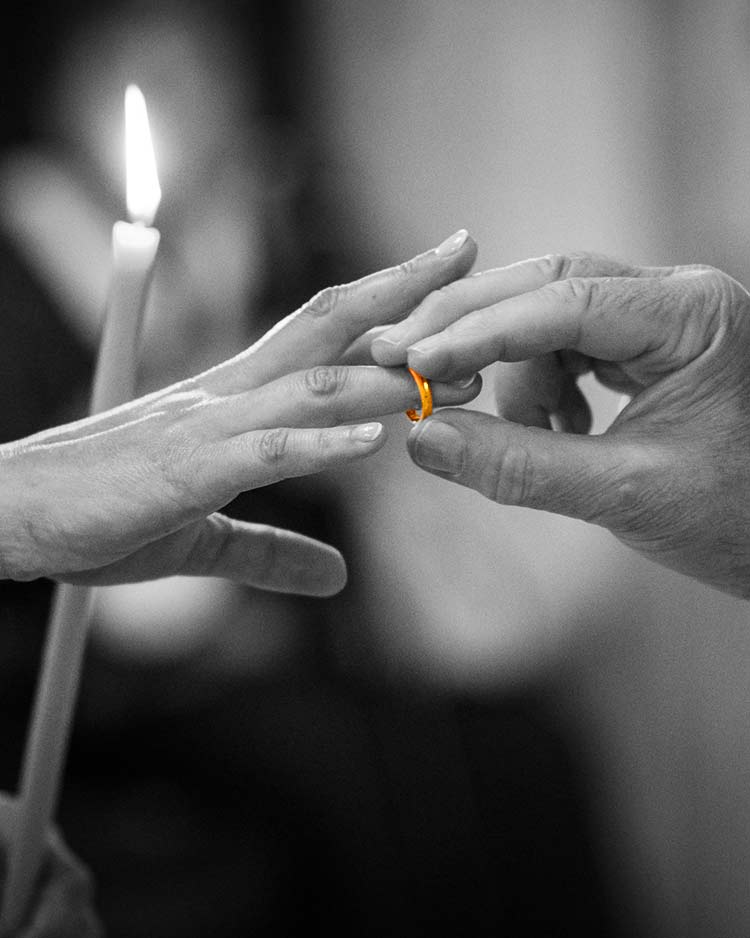 поставяне на годежен пръстен
